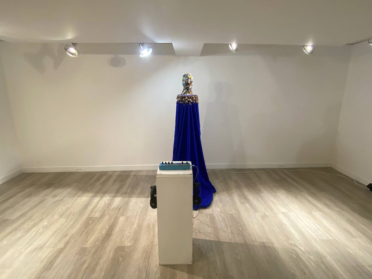 Le TouT installation in gallery